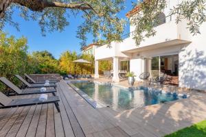 Piscina de la sau aproape de Villa avec piscine - confort et tranquillité