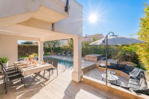 Piscina de la sau aproape de Villa avec piscine - confort et tranquillité