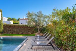 Piscina de la sau aproape de Villa avec piscine - confort et tranquillité +50 fotografii