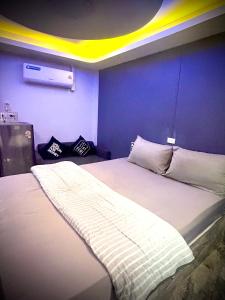 Postel nebo postele na pokoji v ubytování Bankhunchang Ramkhamhaeng hotel