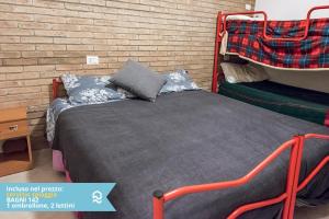 Postel nebo postele na pokoji v ubytování SE010 - Senigallia, bilocale sul mare con spiaggia