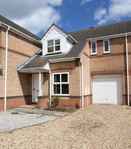 リンカーンにあるModern 3 Bed - Lincoln - Parkingの白いガレージ付きのレンガ造りの家