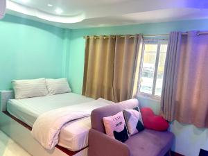 Postel nebo postele na pokoji v ubytování Bankhunchang Ramkhamhaeng hotel