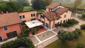 an aerial view of a house with a courtyard at Casa San Marco in Castelnuovo del Garda