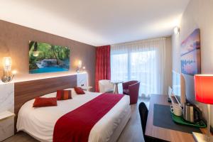 Postel nebo postele na pokoji v ubytování Logis Hotel Arc En Ciel
