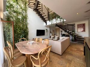 a dining room with a table and chairs at Edificio Casa de Río in Santa Marta