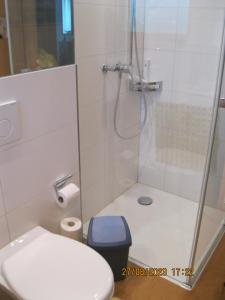 Koupelna v ubytování Holz100 Zimmer mit Rigiblick