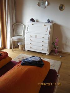 Postel nebo postele na pokoji v ubytování Holz100 Zimmer mit Rigiblick + 2 fotografie