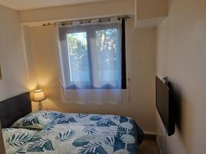 a bedroom with a bed and a window at Cannes près Croisette beau 2 pièces 3 étoiles in Cannes