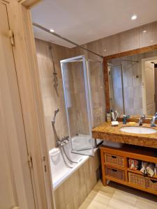 a bathroom with a shower and a sink at Cannes près Croisette beau 2 pièces 3 étoiles in Cannes +64 photos