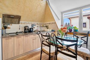 Køkken eller tekøkken på Apartment near Romexpo & Herastau Park