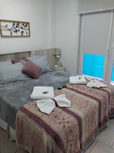two beds in a bedroom with towels on them at Ushuaia Extremo Sur in Ushuaia