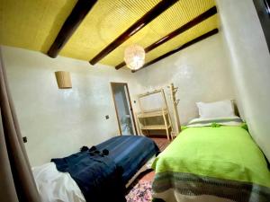 Rúm í herbergi á Refuge Comfort and Rustic Charm
