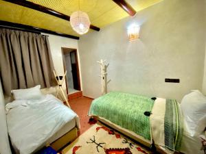 Rúm í herbergi á Refuge Comfort and Rustic Charm