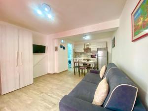 a living room with a couch and a kitchen at Gs Vacantion's del Golfo con vasca idromassaggio in Castellammare del Golfo
