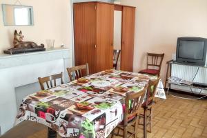 RouffilhacにあるAppartement charmant à Rouffilhac avec vue sur jardinのダイニングルームテーブル(テーブルクロス付)