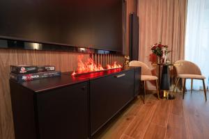a hotel room with a fireplace in a room at Apartament z jacuzzi, Wiślane Tarasy in Krakow