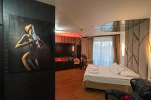 a bedroom with a bed with a painting on the wall at Apartament z jacuzzi, Wiślane Tarasy in Krakow