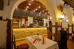 Un restaurante u otro lugar para comer en Kemencés Csárda és Panzió