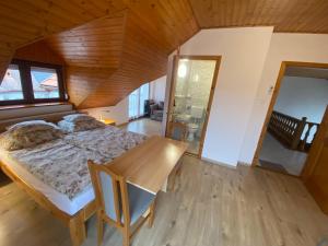 Postel nebo postele na pokoji v ubytování Csók Apartmanház