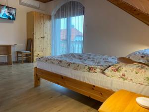 Postel nebo postele na pokoji v ubytování Csók Apartmanház