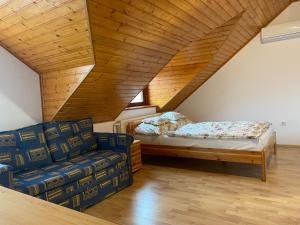 Postel nebo postele na pokoji v ubytování Csók Apartmanház