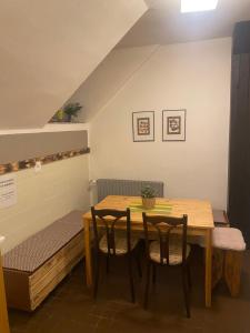 Część wypoczynkowa w obiekcie Penzion & Restaurant Pod Čerťákem