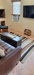 TV a/nebo společenská místnost v ubytování Chinna Cottage