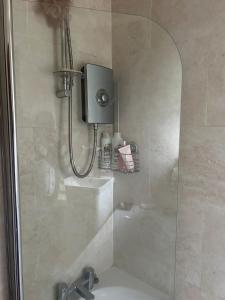 une salle de bain avec douche et lavabo dans l'établissement Cosy 3 bedroom house to rent, à Manchester 2 autres photos