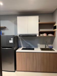 Kuchyň nebo kuchyňský kout v ubytování APARTEMEN POLLUX CHADSTONE by SBroomOfficial