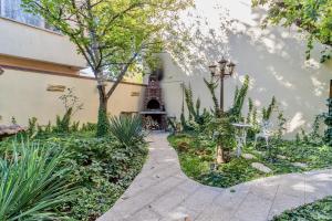 En have udenfor Luxurious Villa with Huge Garden, Terrace & Outdoor Space