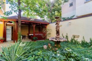 En have udenfor Luxurious Villa with Huge Garden, Terrace & Outdoor Space