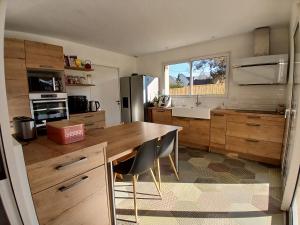 Nhà bếp/bếp nhỏ tại Maison a 12 mn du circuit des 24h +11 ảnh