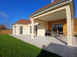 Tòa nhà nơi biệt thự tọa lạc