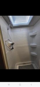 bagno con lavandino e luce sul muro di Island Breeze RV a Covington