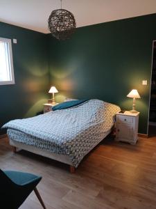 Giường trong phòng chung tại Maison a 12 mn du circuit des 24h