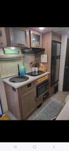 una piccola cucina con lavello e fornello di Island Breeze RV a Covington
