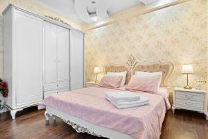 En eller flere senge i et værelse på Luxurious Villa with Huge Garden, Terrace & Outdoor Space