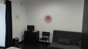 a living room with a couch and a chair at Retiro das Camélias 1 in Lajes das Flores