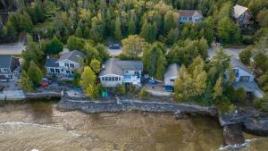 eine Luftansicht eines Hauses auf dem Wasser in der Unterkunft Rustic Waterfront Cottage W Hot Tub in Lions Head