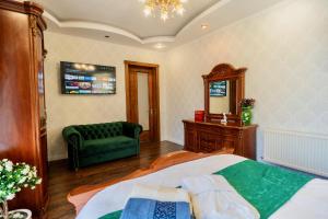 En eller flere senge i et værelse på Luxurious Villa with Huge Garden, Terrace & Outdoor Space + 50 billeder