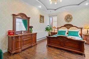 En eller flere senge i et værelse på Luxurious Villa with Huge Garden, Terrace & Outdoor Space