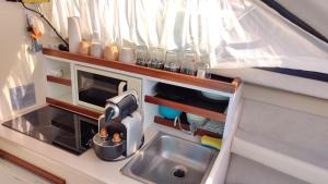 Una pequeña cocina con fregadero y microondas. en Varuna en Sur de Tenerife, en San Miguel de Abona 5 fotos más