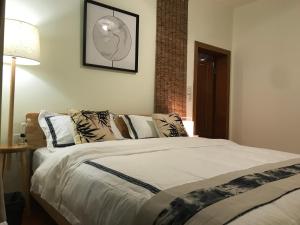 A bed or beds in a room at 重庆两江云之上江景民宿意