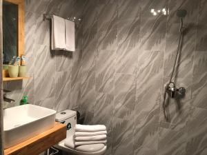 A bathroom at 重庆两江云之上江景民宿意