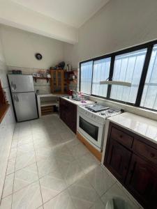 a kitchen with a stove and a refrigerator at Apartamento Ocosingo in Ocosingo