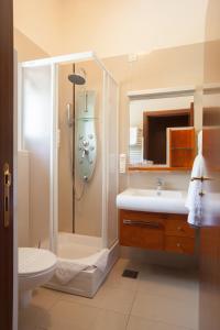 y baño con ducha, aseo y lavamanos. en Hotel Stari Podrum en Ilok