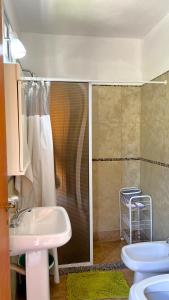 Et badeværelse på Duplex con vista al Lago