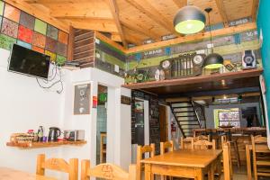 - une salle à manger avec une table et des chaises en bois dans l'établissement Sherpa Hostel, à San Martín de los Andes