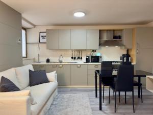 un soggiorno e una cucina con un divano e un tavolo di Corte Lucchese - Lucca in 10 minuti a Lucca